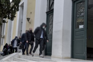 Νέα Σμύρνη: "Ορμάτε ρε - Ξεβρακώστε τον" - Διάλογοι-σοκ πριν και μετά την επίθεση στον αστυνομικό - εικόνα 4