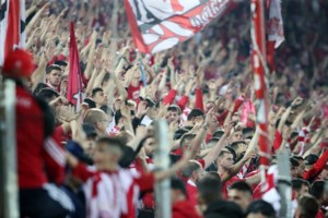 Τελικός Conference League: Οι οπαδοί της Φιορεντίνα άνοιξαν χώρο να περάσει ο Αντετοκούνμπο