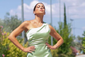 Σταματίνα Τσιμτσιλή: Ποζάρει σε μαγική ανοργάνωτη παραλία με απίθανο ολόσωμο μαγιό