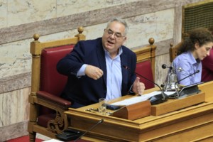 Πρόταση δυσπιστίας: Η στιγμή που η Ζωή Κωνσταντοπούλου ανεβαίνει στο βήμα της Βουλής με ένα... βουνό από φακέλους - εικόνα 2