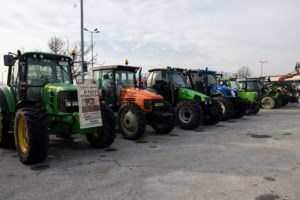 Αγρότες: Πού υπάρχουν μπλόκα - Ουρές σε Ριτσώνα και Λάρισα - Ανοίγουν τα διόδια το Σαββατοκύριακο - εικόνα 2