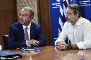 Στη Θεσσαλονίκη ο Σταϊκούρας: Ανέβηκε σε λεωφορείο και μίλησε με τους επιβάτες [εικόνες-βίντεο]