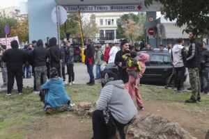 Νύχτα επεισοδίων στο Αιγάλεω: Επιτέθηκαν και σε οδηγό φορτηγού και έκαψαν το όχημα