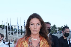 Ποια γνωστή τραγουδίστρια άνοιξε ταβέρνα στην Αίγινα - "Πολλές φορές κάνω και σέρβις"