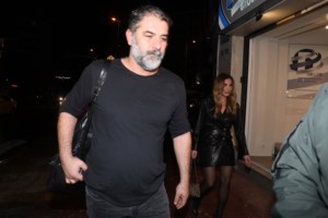 Και η αδελφή του Μπισμπίκη φαν της Βανδή - Η οικογενειακή φωτογραφία με την τραγουδίστρια [εικόνες]