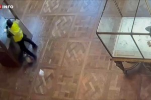 Κλοπή του αιώνα στο Μουσείο του Λούβρου: Το τσαλαπατημένο στέμμα που έπεσε από τους ληστές - Οι πρώτες εικόνες - εικόνα 5