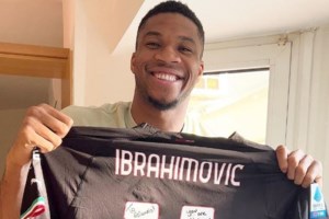 Ο Γιάννης Αντετοκούνμπο γύρισε στα παλιά: "Μια μπάλα, μια μπασκέτα και λίγο ήλιος"- Δίδαξε τα παιδιά της ακαδημίας του - εικόνα 2