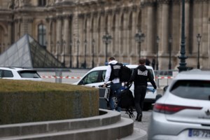 Λούβρο: Βίντεο από τη στιγμή που οι θρασύτατοι κλέφτες στο ανυψωτικό, φεύγουν με τα κοσμήματα - εικόνα 2