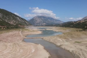 Στα όριά του ο Μόρνος: Μειωμένη κατά 44% η έκταση της λίμνης - Συναγερμός για τη λειψυδρία [βίντεο]