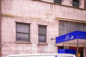 Viral: Πέταξε την τηλεόρασή του από το μπαλκόνι - Δεν ήθελε να ακούει άλλο για κορονοϊό [Βίντεο] - εικόνα 2