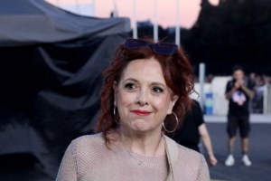 Ελένη Ράντου: Εντυπωσιακή με σούπερ μίνι έξωμο shirt dress το οποίο συνδύασε με chunky πέδιλα - εικόνα 4