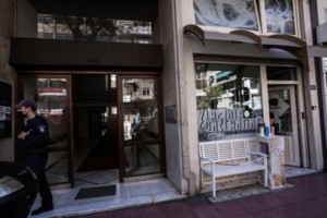 Εφιάλτης στα Βριλήσσια: Τρεις κουκουλοφόροι κακοποιοί με μαχαίρια "μπούκαραν" στο σπίτι 84χρονης και την λήστεψαν - εικόνα 2