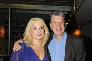 Σαν Ιταλίδα σταρ: Η Τζένη Καρέζη δίπλα στο χριστουγεννιάτικο δέντρο, στα παρασκήνια θεάτρου το '64 - εικόνα 2