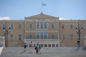 Πηγές ΠΑΣΟΚ για τα σενάρια αλλαγής του εκλογικού νόμου: "Η ΝΔ θα κάνει τα πάντα για να κρατηθεί στην εξουσία"