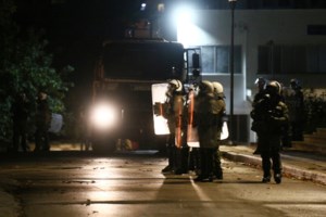 Επεισόδια στο ΑΠΘ: Πέταξαν μολότοφ σε διμοιρία των ΜΑΤ - εικόνα 2
