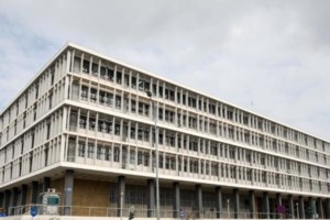 Θεσσαλονίκη: Καρέ - καρέ η στιγμή της άγριας επίθεσης σε νεαρό στην πλατεία Αριστοτέλους [βίντεο]