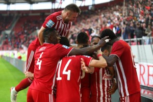 Χαμός στην Τούμπα - Οπαδοί του ΠΑΟΚ μπήκαν στον αγωνιστικό χώρο, διακόπηκε ο αγώνας με τον Άρη [εικόνες - βίντεο]