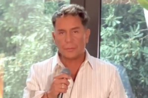 Ο Γιώργος Μαζωνάκης ποζάρει ημίγυμνος στο μπάνιο του - "Μετά το γύρισμα..."