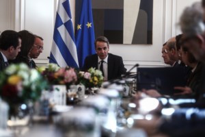 Συνάντηση Μητσοτάκη με την αποστολή της ΕΕ για την αναβάθμιση των σιδηροδρόμων: "Θα αξιοποιήσουμε την εμπειρία σας"