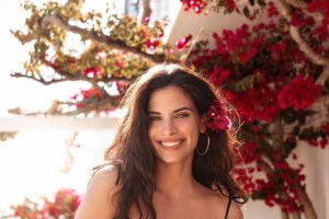 Χριστίνα Μπόμπα: Βουτιές και sup με ροζ μπικίνι στην πισίνα του σπιτιού τους στην Αντίπαρο με την απίθανη θέα - εικόνα 7