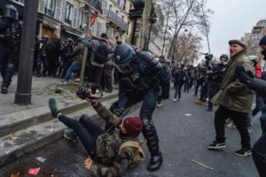 Παραλύει η Γαλλία: Δεύτερη πανεθνική απεργία κατά της αύξησης των ορίων ηλικίας συνταξιοδότησης - εικόνα 2