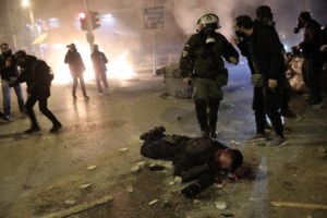 Επεισόδια στη Νίκαια μετά από πορεία: Χημικά και οδομαχίες μία μέρα μετά την Νέα Σμύρνη [Βίντεο]