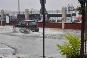 Πλημμύρες στην Κέρκυρα από την καταιγίδα: Κατολισθήσεις βράχων - "Πνίγηκαν" σπίτια και σχολείο - εικόνα 2