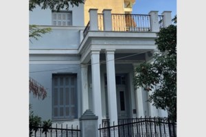 Οικογένεια Κουτρουλιά: Στο σφυρί το κατάστημα Palmie bistro στην Πλατεία Βικτωρίας - εικόνα 2