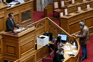 O Πλεύρης απαντά στον Πολάκη: Αν θέλει να αντιπαρατεθεί με μένα, να αφήσει απ' έξω τη μητέρα του