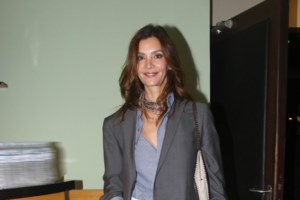 Κατερίνα Λέχου: Η κομψή εμφάνιση με sleek μαύρο παντελόνι και split hem δερμάτινο πουκάμισο - εικόνα 7