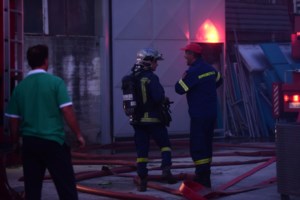 Βοτανικός: Ενισχύθηκαν οι δυνάμεις που επιχειρούν στην πυρκαγιά σε χώρο αποθήκευσης στην Αθήνα