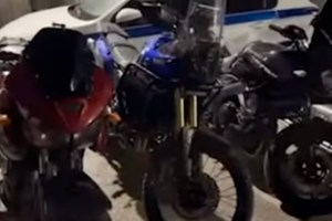 Συναγερμός στην Πάτρα: Γυναίκα απειλεί να πέσει από ταράτσα πολυκατοικίας [εικόνες - βίντεο] - εικόνα 3