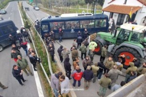 Χαμός σε μπλόκο αγροτών στον Ριζόμυλο: "Πάρε δρόμο ρε - Από το χωράφι σου με διώχνεις τελμπελχανά;" [Βίντεο] - εικόνα 2