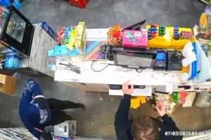 Επίθεση στο κατάστημα του Σάββα Παντελίδη, προπονητή του Αστέρα Τρίπολης, στον Πειραιά- Τι "βλέπουν" οι Αρχές - εικόνα 2