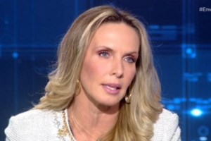 Τριανταφυλλίδου - Συνατσάκη: Κομψές με μονόχρωμα looks - Το κόκκινο slip dress και το φούξια κοκτέιλ φόρεμα - εικόνα 6