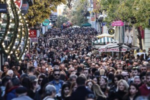 Η παραμονή Χριστουγέννων στον κόσμο: Με τα γιορτινά τους σε ναούς, αγορές και γήπεδα - Δείτε φωτογραφίες