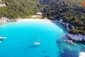 Σμαραγδένια καρδιά: Πού βρίσκεται η εκπληκτική παραλία των... ερωτευμένων με τα τιρκουάζ νερά [βίντεο] - εικόνα 2