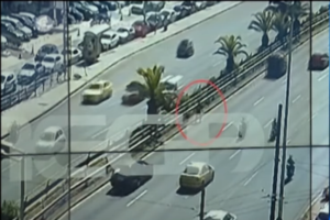 Σοκαριστικό τροχαίο στη Λάρισα: Δύο 16χρονα παιδιά παρασύρθηκαν από ΙΧ και εκτινάχθηκαν από τη γέφυρα Αλκαζάρ [βίντεο] - εικόνα 2