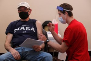 ΗΠΑ: Ξεκινούν οι υποχρεωτικοί εμβολιασμοί μετά την ανακοίνωση του FDA - Ανακοινώσεις από Πεντάγωνο και Νέα Υόρκη