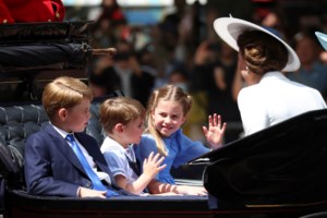 Το μονόχρωμο royal dress code: Το κρεμ της Μέγκαν, το κίτρινο της Κέιτ και οι... εμπλοκές - εικόνα 36