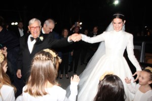 Αναστασία Καίσαρη: Δες τι φόρεσε σε βόλτα με τον Thomas Persy και την πέντε μηνών κόρη τους