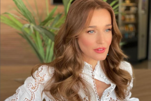 Ευγενία Σαμαρά: Η σικ εμφάνιση στο Ηρώδειο με μακρυμάνικο φόρεμα και πέδιλα με πλατφόρμες