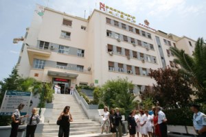 Μέγαρα: Σοκάρει η μητέρα του 4χρονου - "Σήκωσε το παιδί πολύ ψηλά και το πέταξε στο πάτωμα" [Βίντεο]