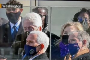 Ο τρυφερός... παππούς Τζο Μπάιντεν: Χορεύει κρατώντας στην αγκαλιά του τον 8 μηνών εγγονό του [βίντεο]