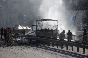 Πόλεμος στην Ουκρανία: Στήνουν οδοφράγματα μέσα στο Κίεβο - Οχυρώνονται οι υπερασπιστές της πόλης - Ο Πούτιν διέταξε προέλαση - εικόνα 6