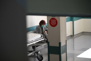 Τι συμβαίνει με τα συμπτώματα της γρίπης: Γιατί είναι ανησυχητικό αν επιμένουν - Οι διαφορές ανά ηλικία