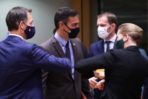 Καθησυχαστική εμφάνιση Μακρόν: Είμαι καλά, έχω κόπωση, πονοκεφάλους και ξηρό βήχα [Βίντεο] - εικόνα 2