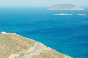 Βράχοι έτοιμοι να καταρρεύσουν ανά πάσα στιγμή σε δρόμο της Αττικής - Το πιο ριψοκίνδυνο σημείο [βίντεο]