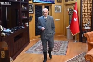 Τούρκος οδηγός έπεσε σε μπάρα διοδίων με 192 χλμ, έβγαλε χαλάκι για να προσευχηθεί που σώθηκε...και μετά επιτέθηκε στους πυροσβέστες