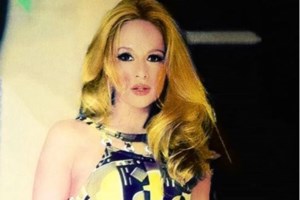 Άντζελα Γκερέκου: Πανέμορφη ως μοντέλο το 1989 - Ποζάρει με έξωμο φόρεμα σε ηλικία 30 ετών